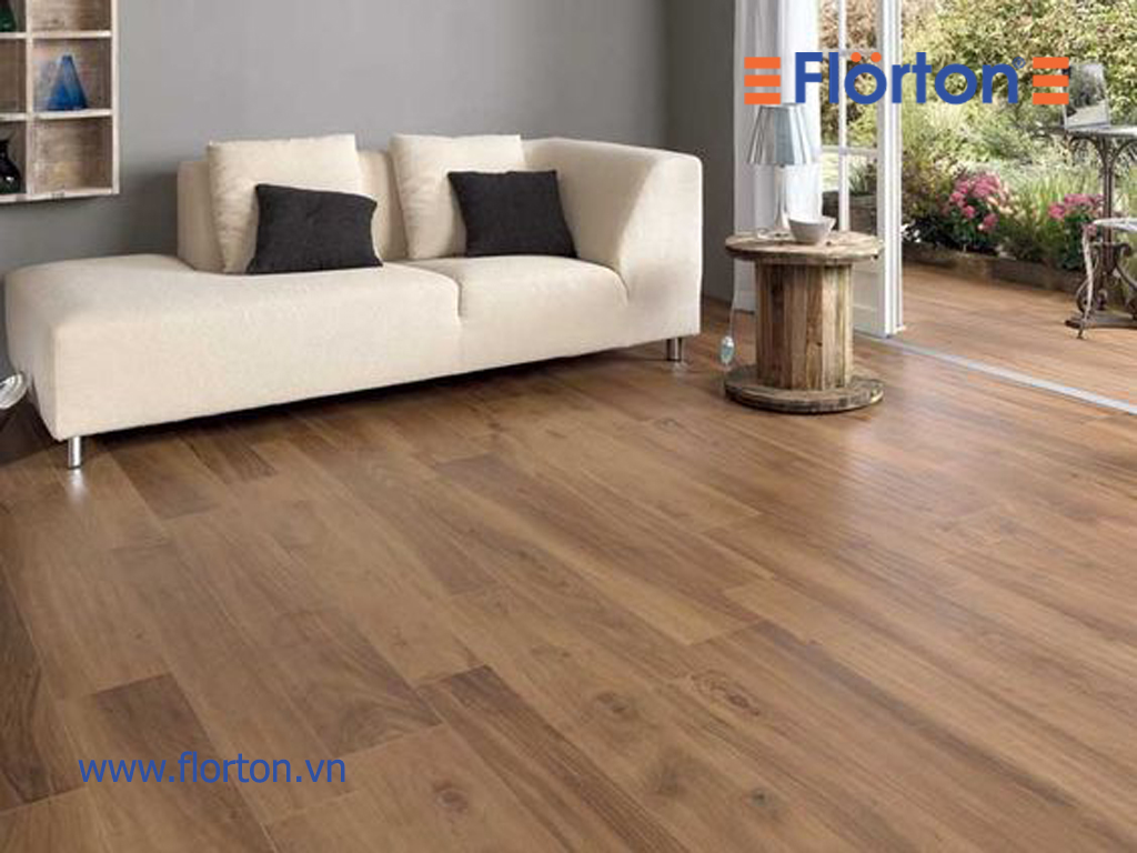 Sàn gỗ công nghiệp Florton có độ bền cao nhờ lõi gỗ HDF siêu sạch có khả năng chịu nước khá tốt.