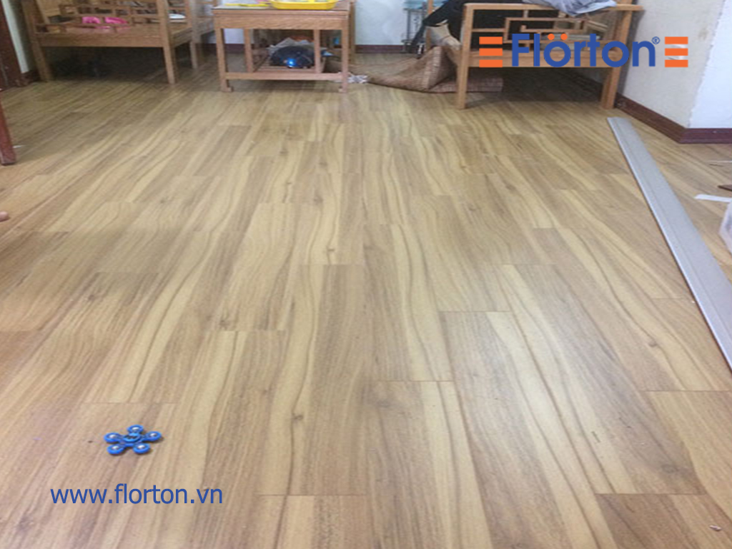 Sàn gỗ Florton FL662 màu vàng sáng vân gỗ hiện đại được khách hàng ưa thích.