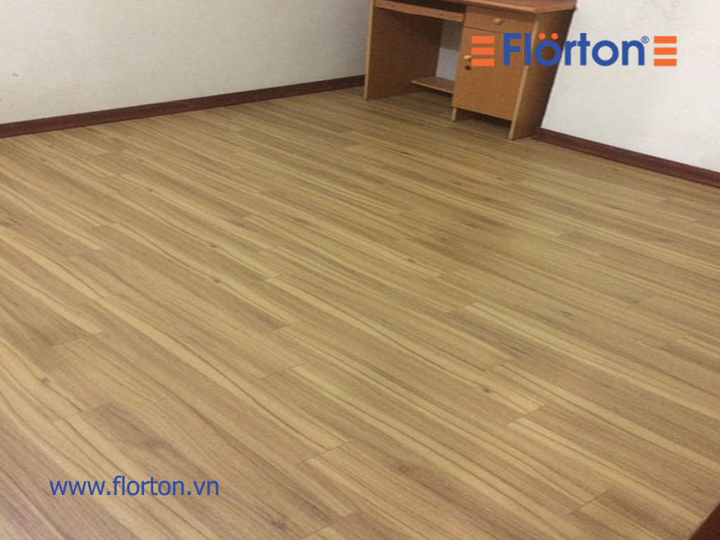 Sàn gỗ Florton FL662 sáng màu cùng vân gỗ thẳng giúp căn phòng dường như rộng hơn.
