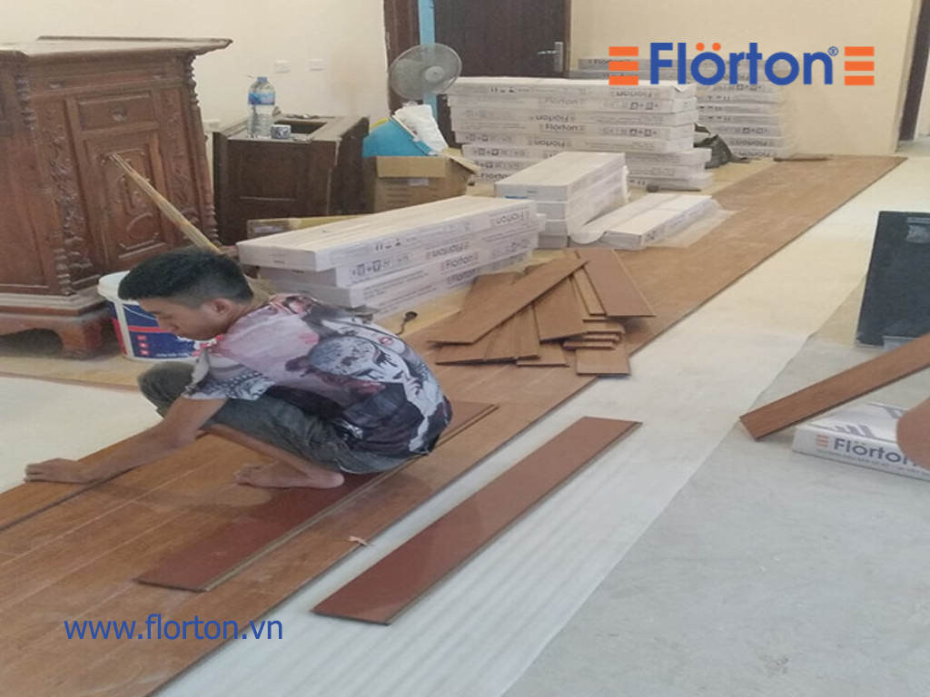 Thợ đang thi công sàn gỗ Florton 12mm bản nhỏ FL610.