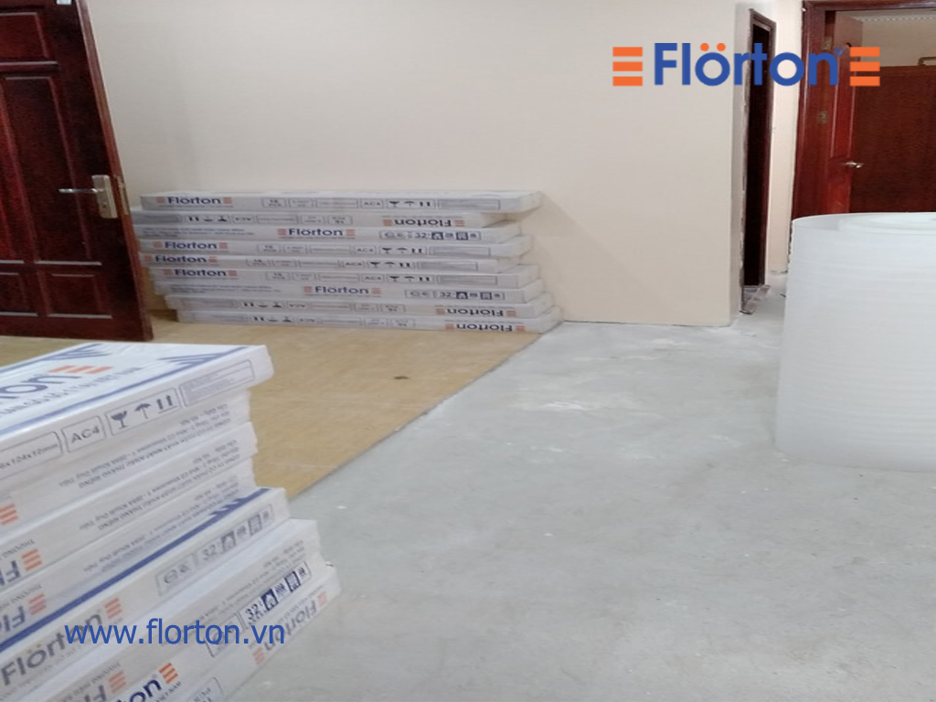 Sàn gỗ Florton 12mm FL610 được tập kết tại công trình.