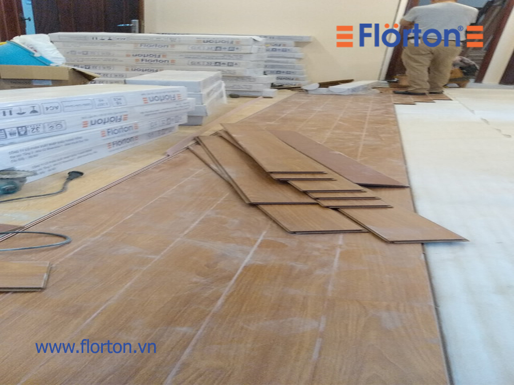 Sàn gỗ Florton 12mm FL610 tông màu vàng sáng vân gỗ tự nhiên mang đến vẻ đẹp sang trọng cho ngôi nhà.