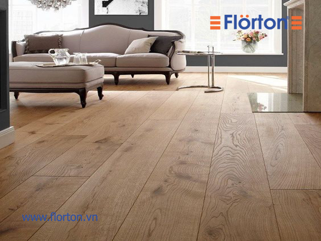 Sàn gỗ công nghiệp giá rẻ lắp đặt phòng khách sang trọng.